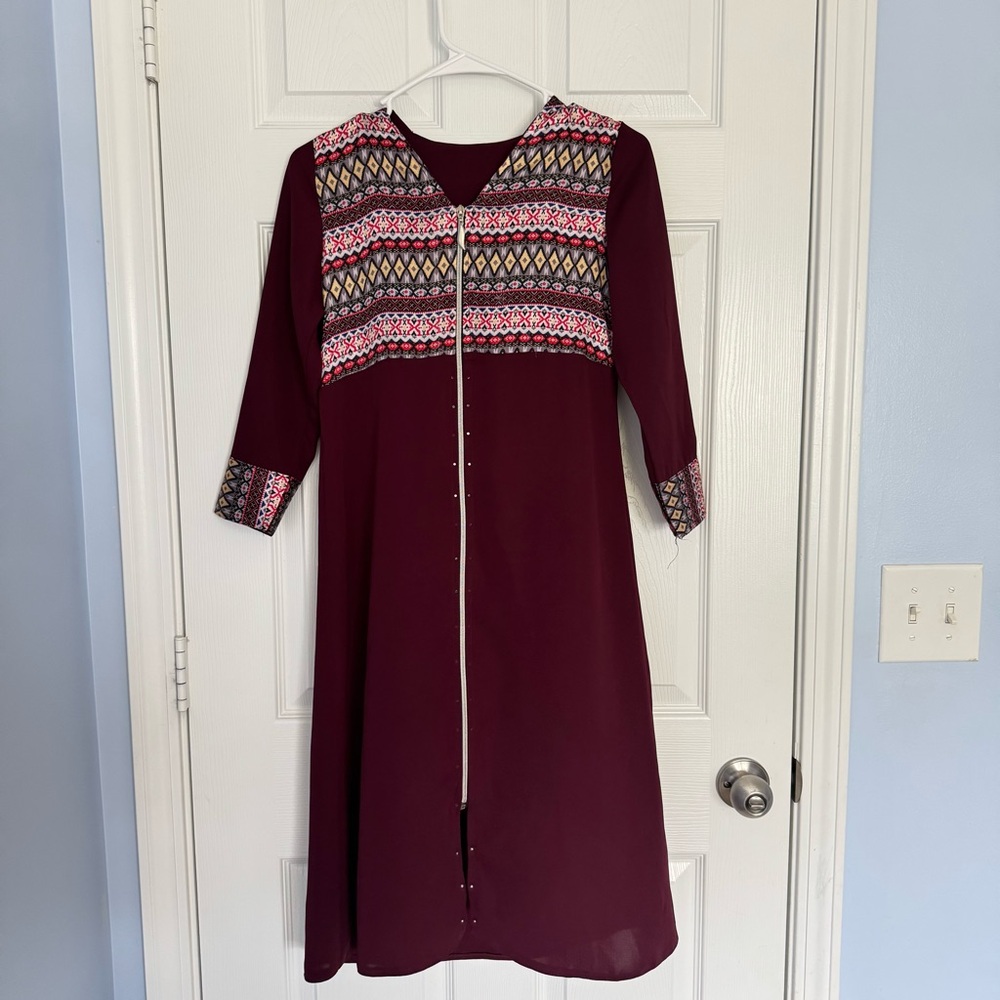 Burgundy Dress Abaya with Patterned Accents - Picture 2 of 8